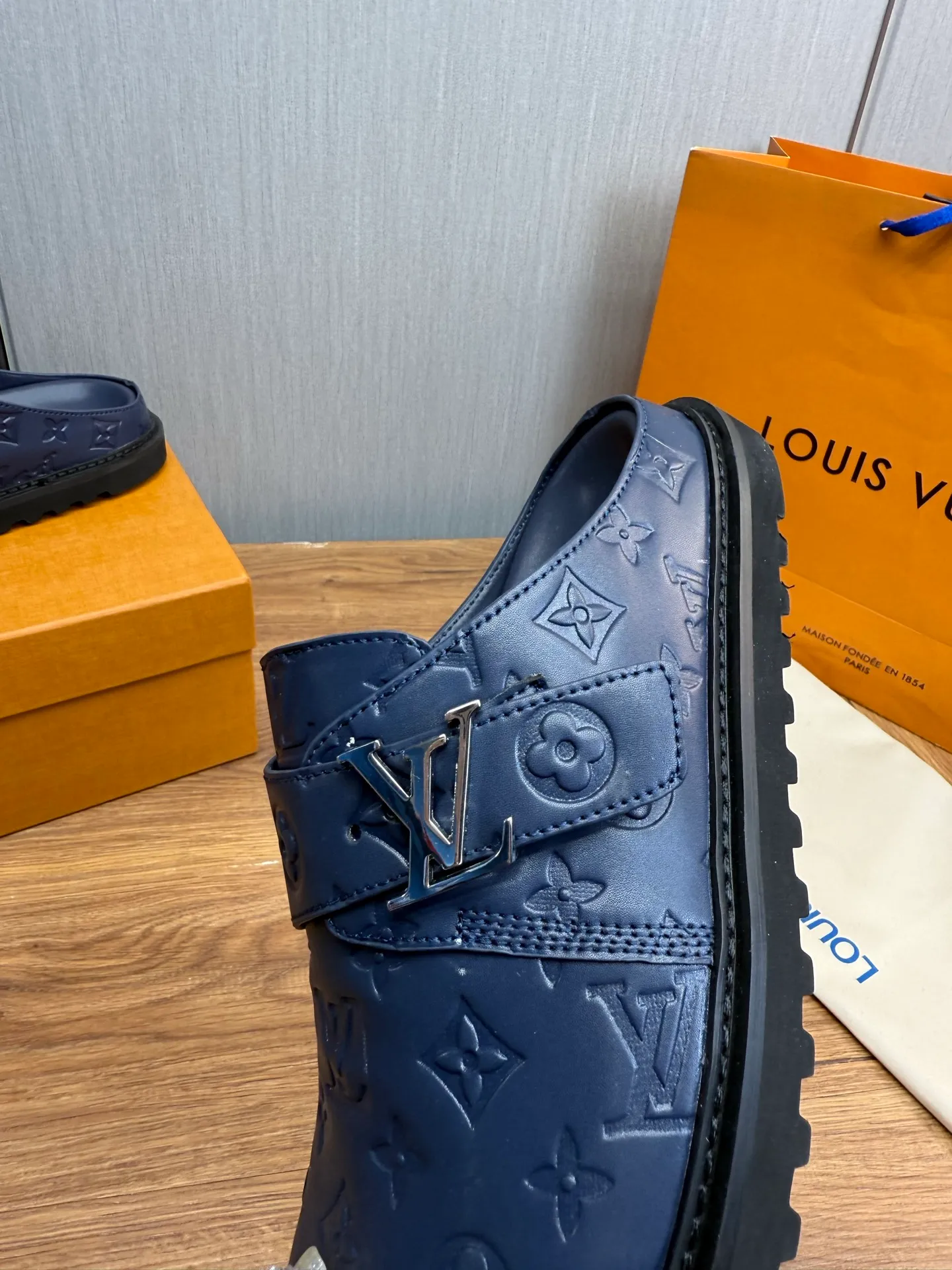 Men's men's shoes 460💰 Lv. Popular couple slippers hot sale🩷💚 🩴Official website one to one production 35-45 sizes 45 46 🉑️Customized!